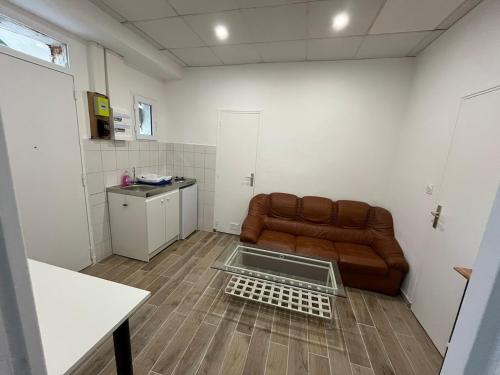 - un salon doté d'un canapé brun dans l'établissement Quiet apartment area, à Vitry-sur-Seine