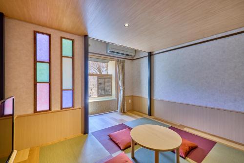 an empty room with a table and a window at Sengokuhara Shinanoki Ichinoyu in Hakone