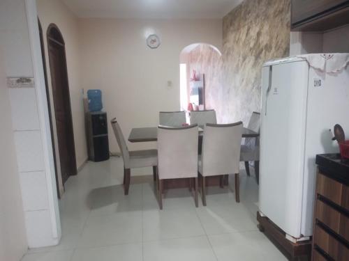 a kitchen and dining room with a table and chairs at Casa para Cop30 in Miramar