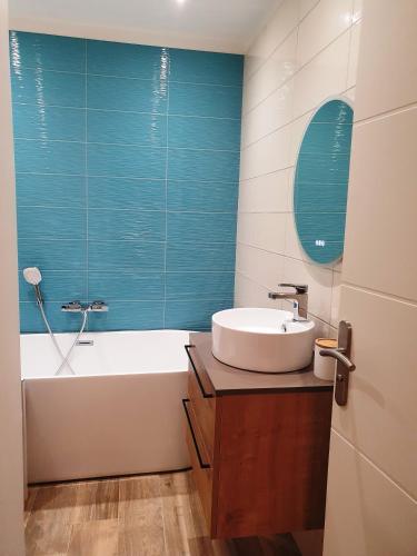 une salle de bain avec une baignoire blanche et un lavabo dans l'établissement Villa neuve vue mer et îles d'Or, à Rayol-Canadel-sur-Mer