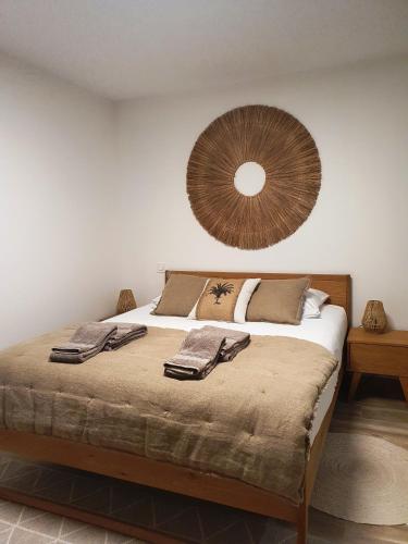 une chambre avec un lit avec un miroir au mur dans l'établissement Villa neuve vue mer et îles d'Or, à Rayol-Canadel-sur-Mer