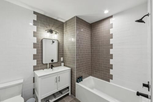 ウィルミントンにあるMarket View Residence 502 Spacious 2 Bed 2 Bthの浴槽、洗面台、鏡のあるバスルーム