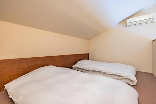 a bedroom with two white pillows on the floor at Sengokuhara Shinanoki Ichinoyu in Hakone