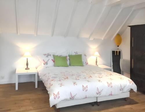 - une chambre dotée d'un lit avec des papillons roses dans l'établissement Maison charmante à Huelgoat + Jardin relaxant, à Huelgoat