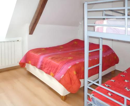 una camera con un letto a castello e una scala di Maison charmante à Bernac-Dessus avec jardin spacieux a Bernac-Dessus
