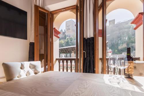 Tempat tidur dalam kamar di BiBo Suites Oro del Darro