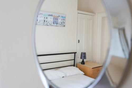 チェルトナムにあるザ ミッドランドの鏡(ベッドルーム1室、ベッド1台、窓付)