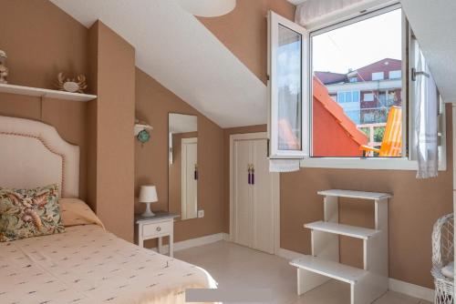 A bed or beds in a room at Casa de Playa en Somo Centro