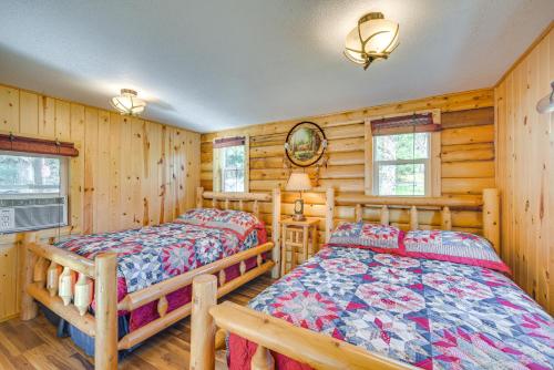 Ένα ή περισσότερα κρεβάτια σε δωμάτιο στο Lakefront Cabin with Dock, Fire Pits in Danbury!