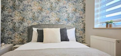 Ένα ή περισσότερα κρεβάτια σε δωμάτιο στο Milton Keynes 3BR stylish Home, Sleeps 5, Families, Free Parking
