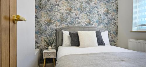 Ένα ή περισσότερα κρεβάτια σε δωμάτιο στο Milton Keynes 3BR stylish Home, Sleeps 5, Families, Free Parking