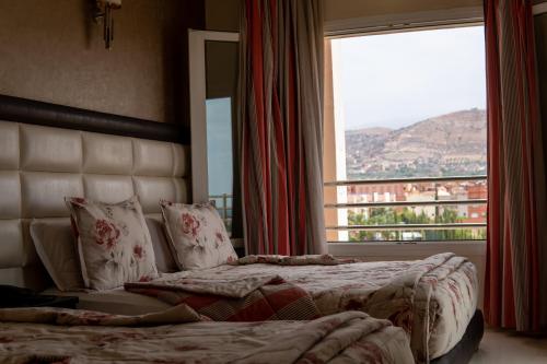 Nespecifikovaný výhled na hory nebo výhled na hory při pohledu z hotelu