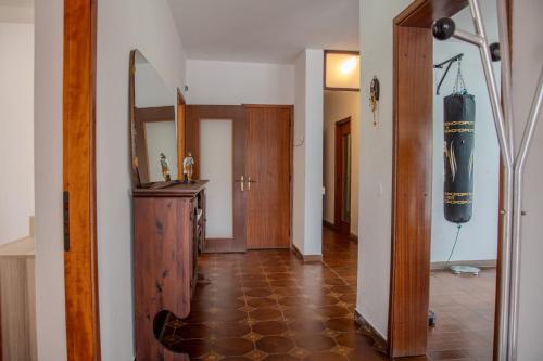 - un couloir avec un miroir et une commode en bois dans l'établissement Home Mate, à Ghivizzano