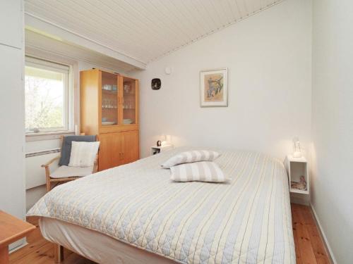 Postel nebo postele na pokoji v ubytování 6 person holiday home in Jægerspris-By Traum