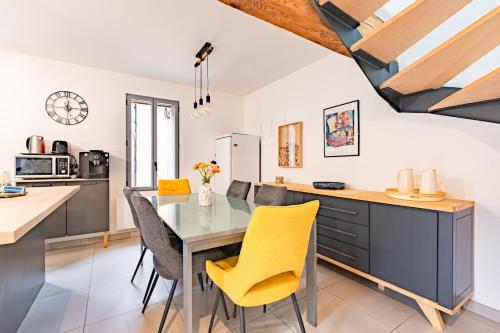 une cuisine avec une table à manger et des chaises jaunes dans l'établissement Le Grand Jany Spacious T4 with Terrace, à Castanet-Tolosan