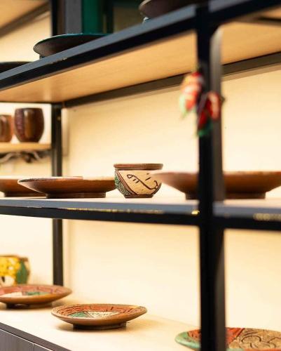 a display of plates and bowls on a shelf at Evolução Ecolodge in Iranduba