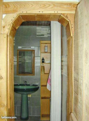 une salle de bain avec un lavabo et un miroir dans l'établissement Maison accueillante avec vue sur montagnes à Villarembert, à Villarembert