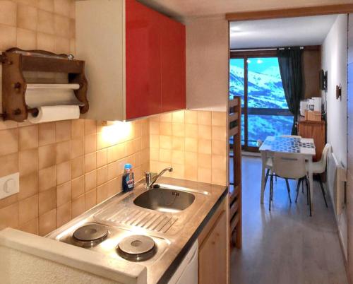 une cuisine avec un évier et un plan de travail dans l'établissement Appartement confortable au Corbier de 22 m² avec balcon, au Corbier