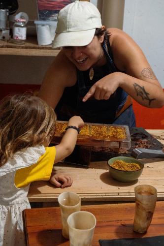 a woman and a little girl preparing food at Hotel Cacaobetulia in Maceo
