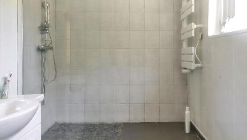 Koupelna v ubytování Maison spacieuse à Venansault avec jardin et terrasse