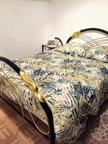 une chambre avec un lit avec un couvre-lit fleuri dans l'établissement Maison charmante à Clairfayts avec terrasse accueillante, à Clairfayts