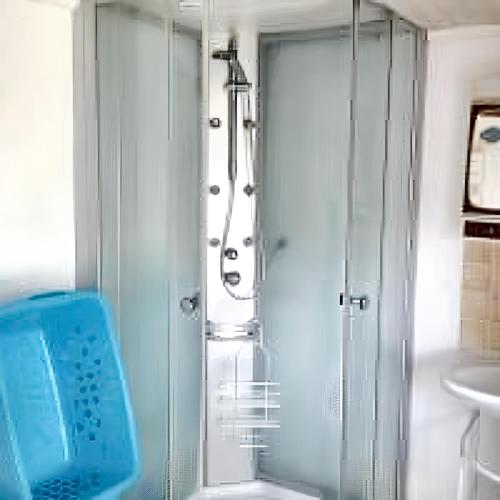 une salle de bain avec une douche en verre et un lavabo dans l'établissement Maison charmante à Clairfayts avec terrasse accueillante, à Clairfayts