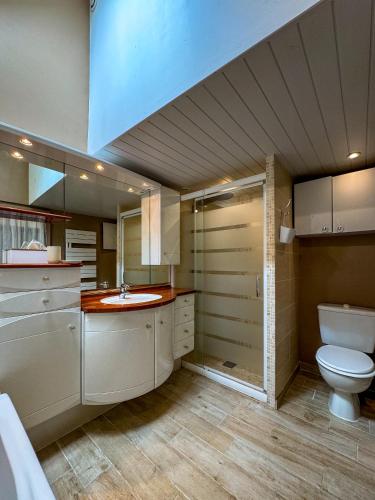 une salle de bain avec toilettes et lavabo dans l'établissement Timaë, à Ouistreham