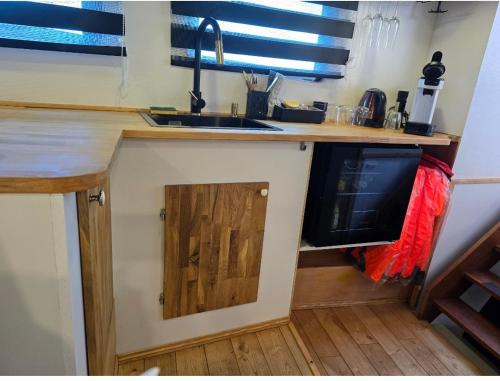 una cocina con fregadero y microondas en Calaidonia boat house, en Calais