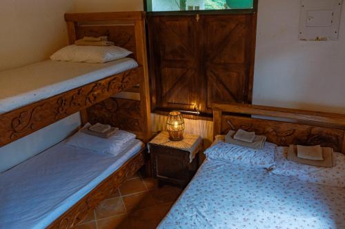 two bunk beds in a room with a lamp at Hotel Cacaobetulia in Maceo