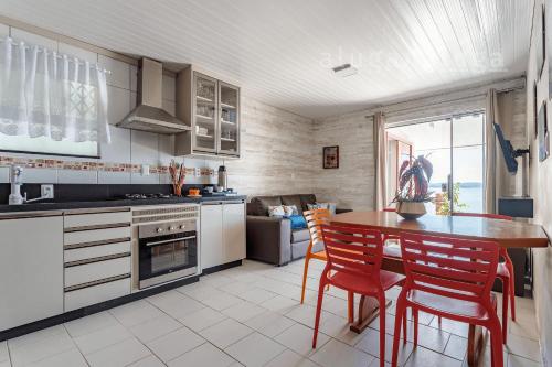 Kuchyň nebo kuchyňský kout v ubytování Casa pé na areia SC - Espaço completo