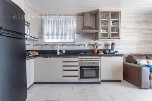 Kuchyň nebo kuchyňský kout v ubytování Casa pé na areia SC - Espaço completo