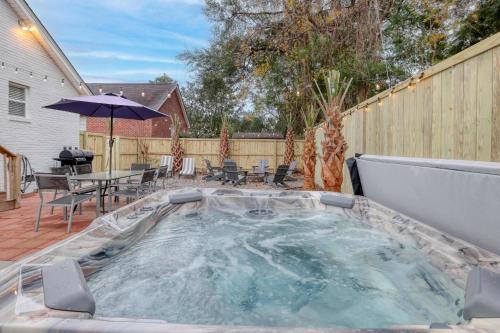 einen Whirlpool im Hinterhof mit einem Tisch und Stühlen in der Unterkunft Renovated Charleston Oasis Mins to Dtwn and Beach in Charleston