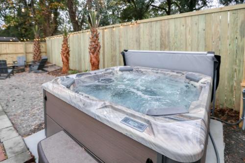einen Whirlpool im Hinterhof mit einem Zaun in der Unterkunft Renovated Charleston Oasis Mins to Dtwn and Beach in Charleston