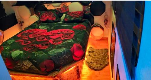 un lit avec des roses rouges dans une pièce dans l'établissement Calaidonia boat house, à Calais