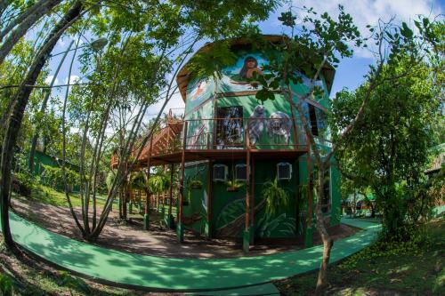 a tree house at the theme park at Evolução Ecolodge in Iranduba