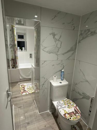 une salle de bain avec toilettes et douche dans l'établissement Mornington Crescent Suites, à Londres