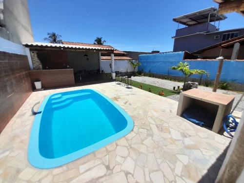 マリカーにあるCabana de férias Itaipuaçuの家のある庭のスイミングプール