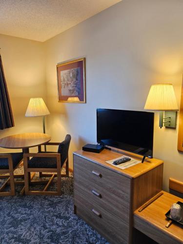 TV a/nebo společenská místnost v ubytování Lincoln Host Motor Inn