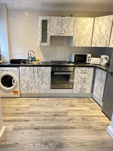 Η κουζίνα ή μικρή κουζίνα στο The comfort House - Cosy 3 Bedroom house