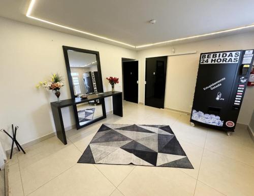a room with a mirror and a counter and a rug at CASA HOTEL PIRACICABA in Piracicaba