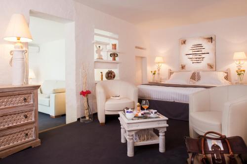 a bedroom with a bed and a dresser at Mangio Fango Hotel et Spa in Saintes-Maries-de-la-Mer