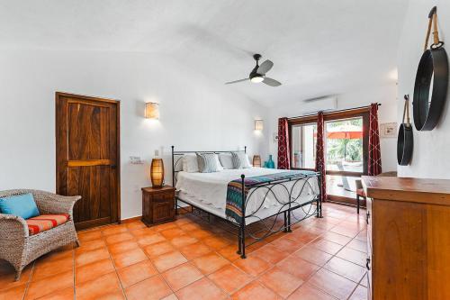 Katil atau katil-katil dalam bilik di Private 4-Story Oceanside Luxury Vacation Home with 5-Star Personal Concierge