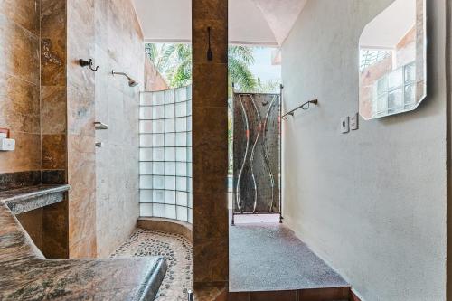 Bilik mandi di Private 4-Story Oceanside Luxury Vacation Home with 5-Star Personal Concierge