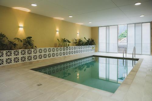 a swimming pool in a building with a swimming poolvisor at Casa Serena in Ibagué