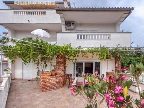 Apartments with a swimming pool Kampor, Rab - 23600