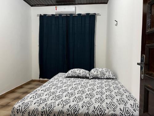 a bedroom with a bed with a blue curtain at Casa Relaxante in Salinópolis