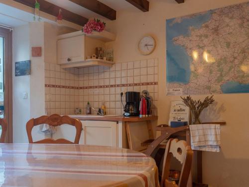 une cuisine avec une table et une carte sur le mur dans l'établissement Chambre tout confort près du canal à Blain, accès handicapés, WiFi, TV, coin cuisine - FR-1-306-1255, à Blain
