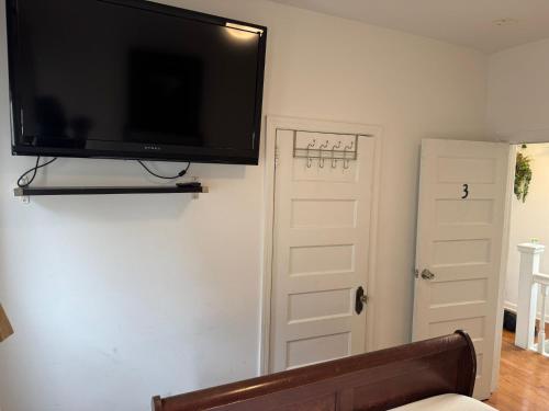 a flat screen tv hanging on a wall at Dayton Dream in Newark