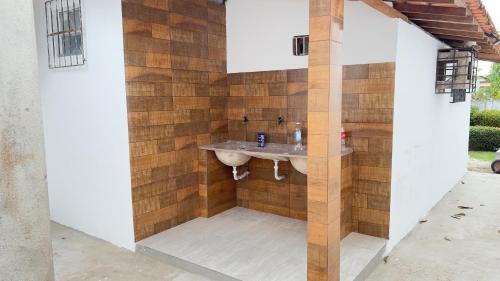 La salle de bains est pourvue d'un lavabo en pierre. dans l'établissement Casa Relaxante, à Salinópolis