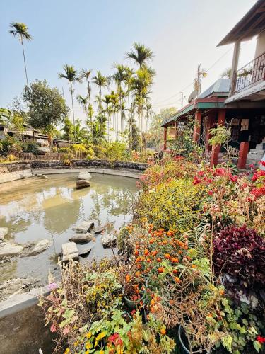 Сад в Cozyo Stays Boutique Home Mawlynnong